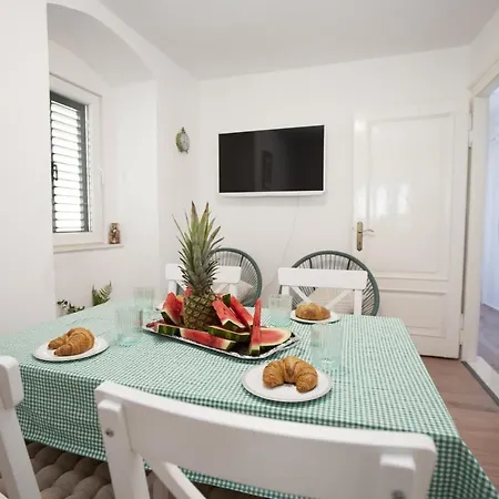 Central Square Slavuj Apartment *