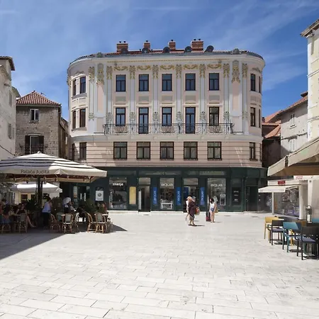 Central Square Slavuj Lägenhet *